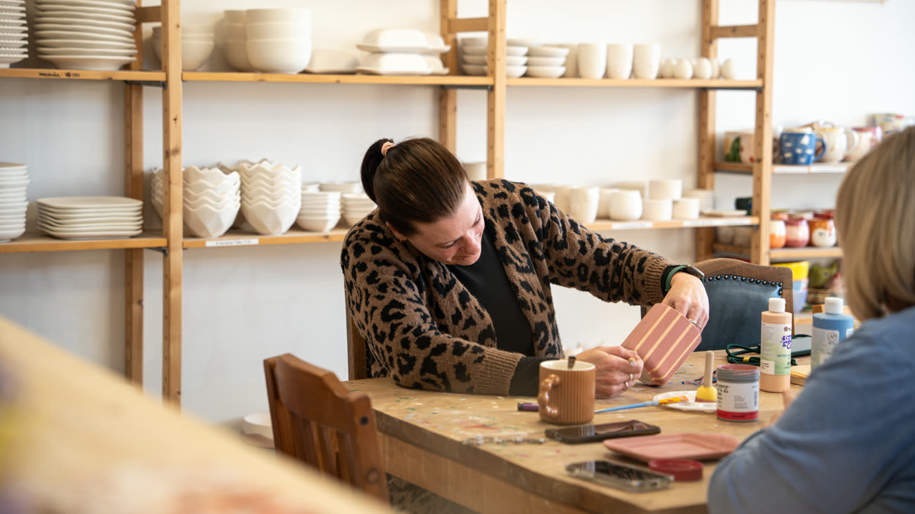 Gemeinsam Keramik bemalen im Workshop